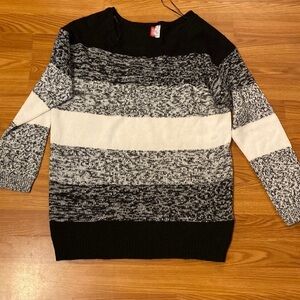Divided H & M Sweater size medium (CE)